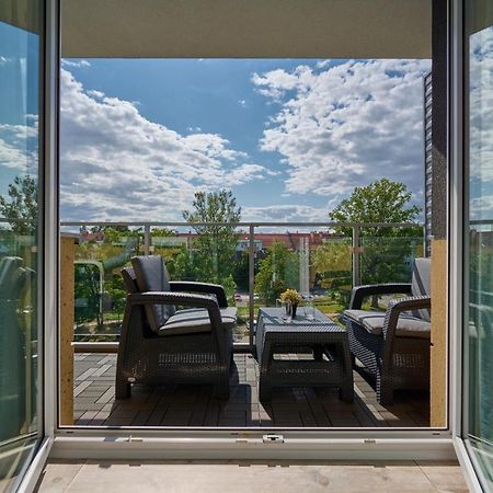 Spacious Apartment Suitable For Remote Work With Balcony & Parking By Noclegi Renters Vratislav Exteriér fotografie