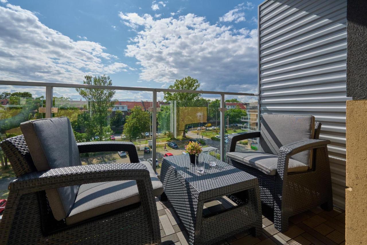 Spacious Apartment Suitable For Remote Work With Balcony & Parking By Noclegi Renters Vratislav Exteriér fotografie